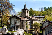 Val Codera. La chiesa romanica di Santa Eufemia nell'abitato di San Giorgio. 